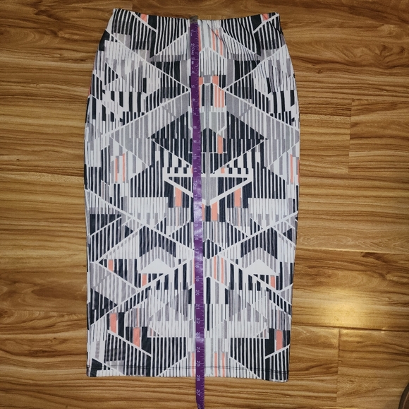 Highwaisted Pencil Skirt with Geometric Pattern Orange Highlights Size XS - Picture 3 of 6